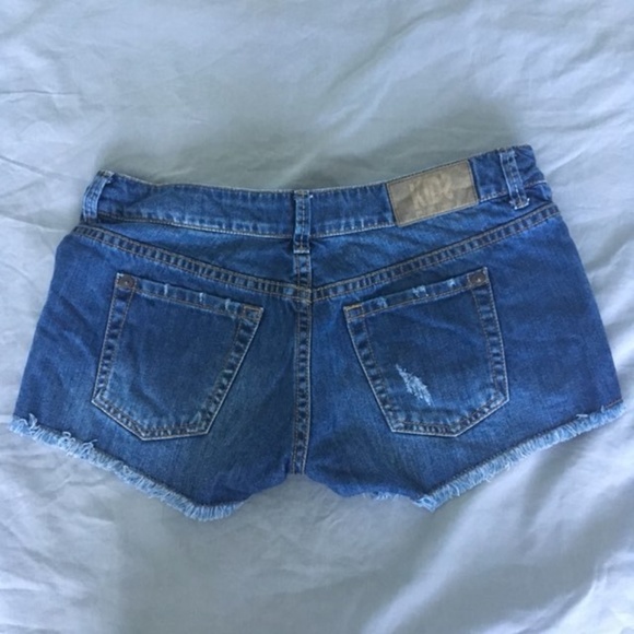 Low rise distressed Jean shorts Size 27 - Picture 2 of 2